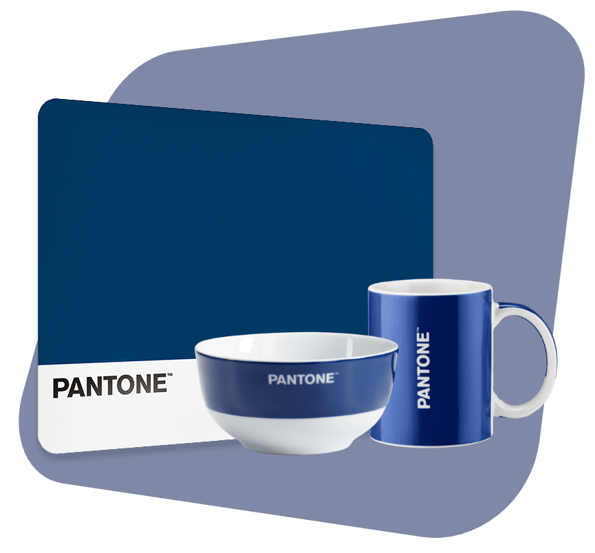 Set per la colazione colore blu. Il set è composto da una tovaglietta, una tazza e grande e una piccola.