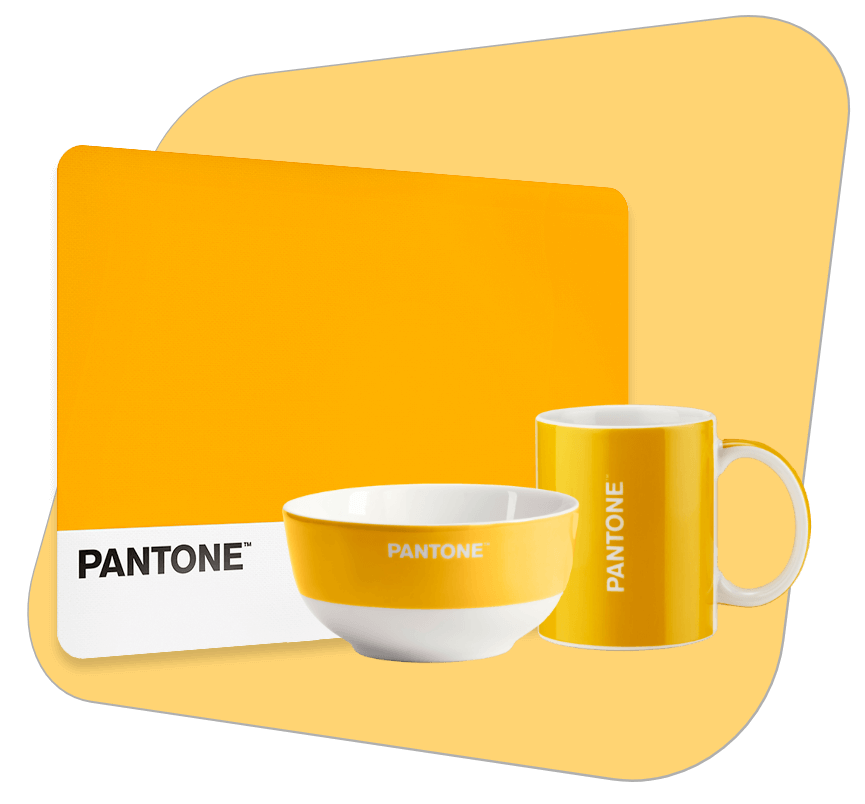 Set per la colazione colore giallo. Il set è composto da una tovaglietta, una tazza e grande e una piccola.